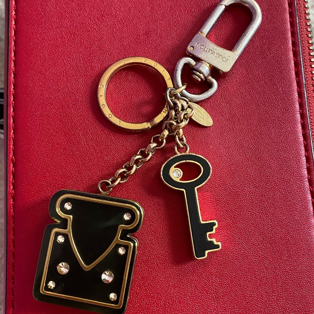 ❤️🖤 send offer❤️🖤LV key chain / bag charm - Picture 1 of 9